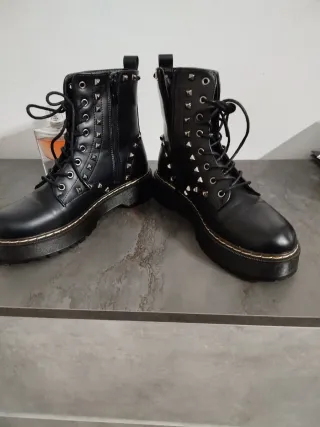 Botas negras con tachuelas