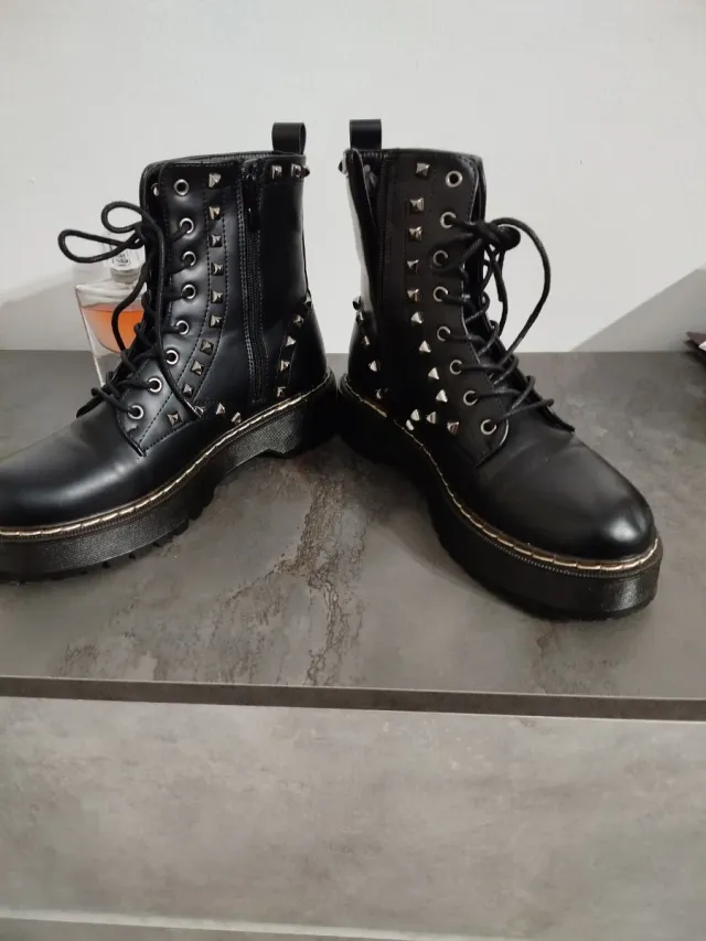 Botas negras con tachuelas