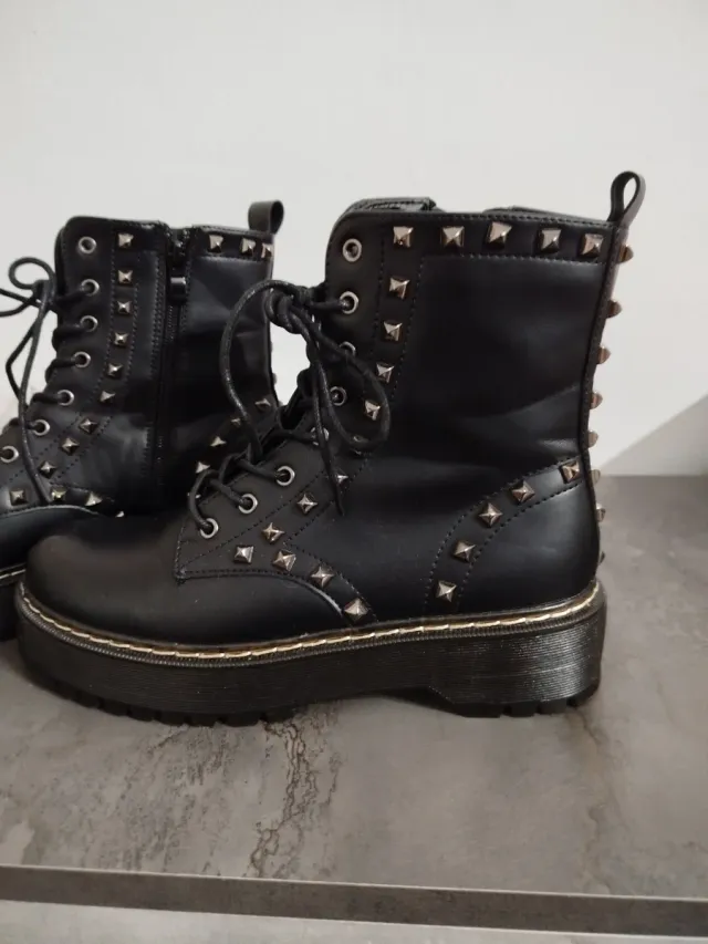 Botas negras con tachuelas
