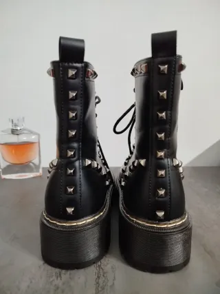 Botas negras con tachuelas
