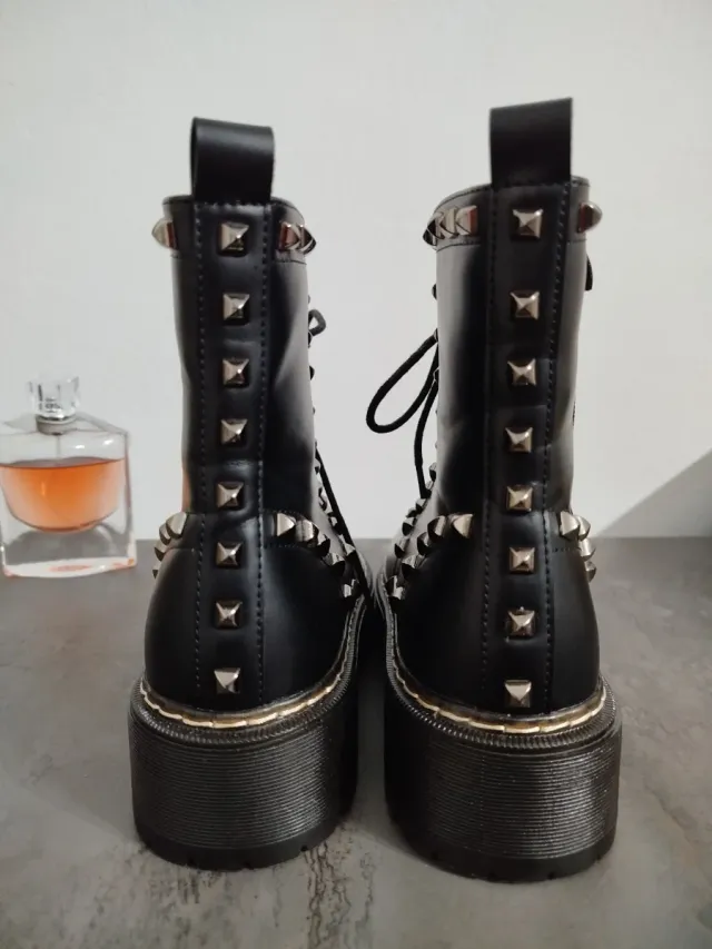 Botas negras con tachuelas