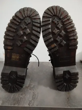 Botas negras con tachuelas