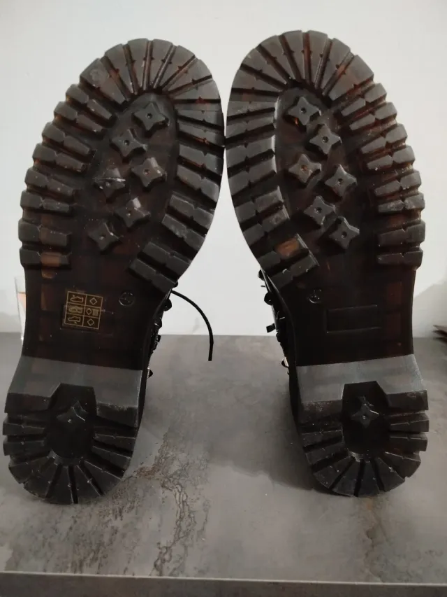 Botas negras con tachuelas