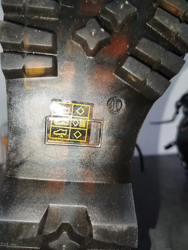 Botas negras con tachuelas