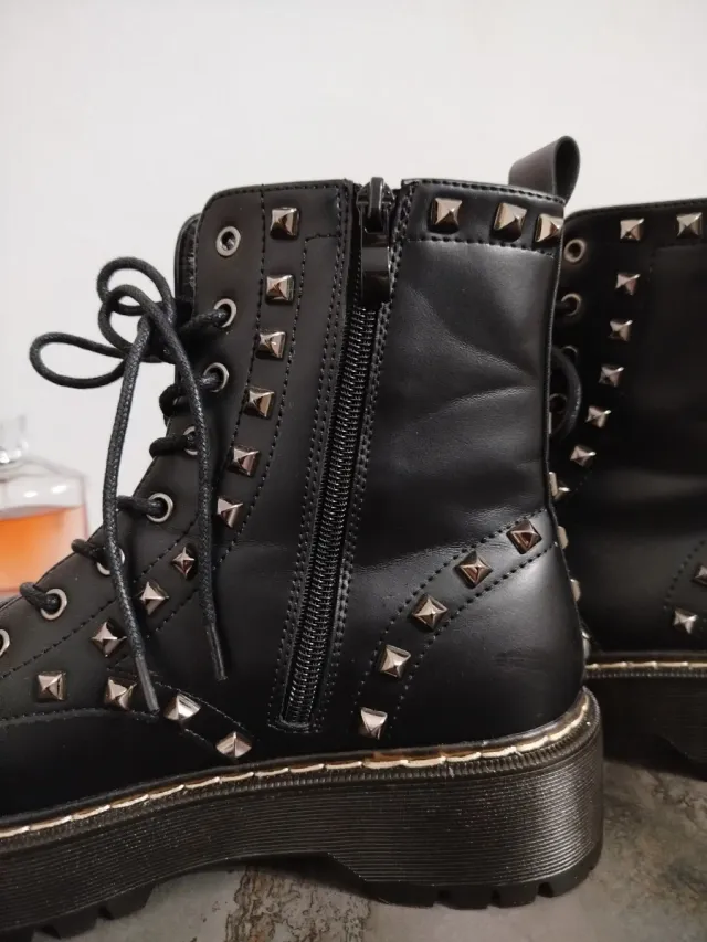Botas negras con tachuelas