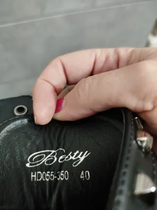 Botas negras con tachuelas