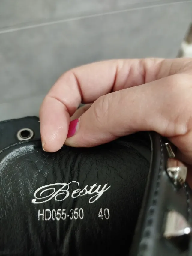 Botas negras con tachuelas