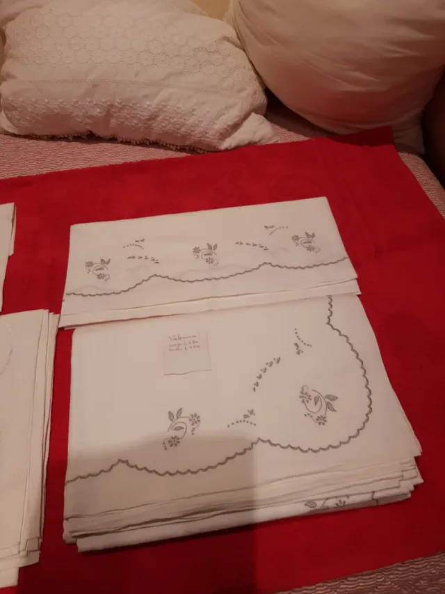 Juego de sábanas y almohadón bordado