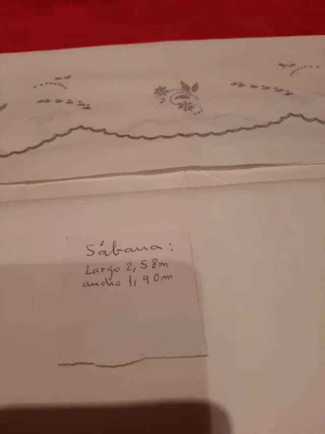 Juego de sábanas y almohadón bordado