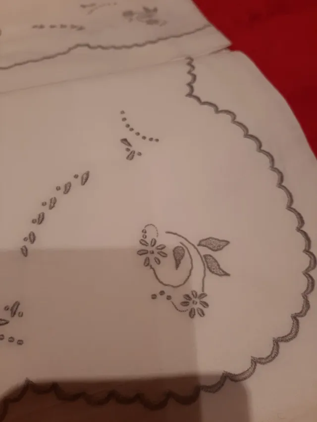 Juego de sábanas y almohadón bordado