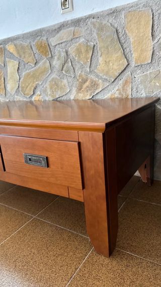 Mesa de centro de madera con cajones