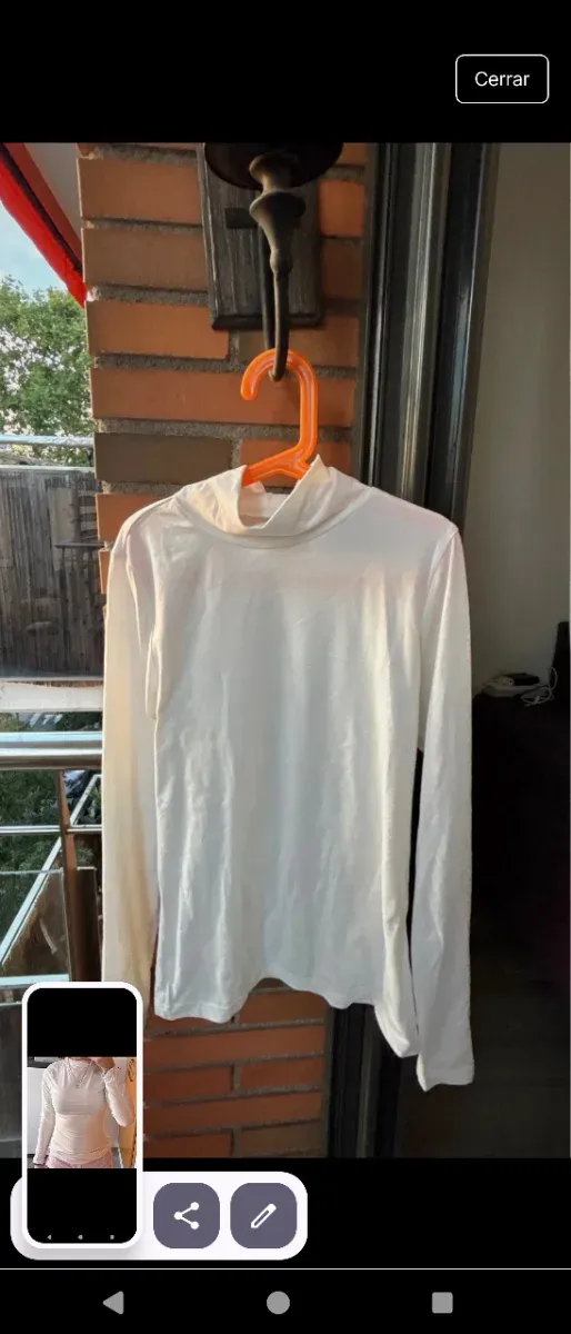 Camiseta blanca cuello alto manga larga