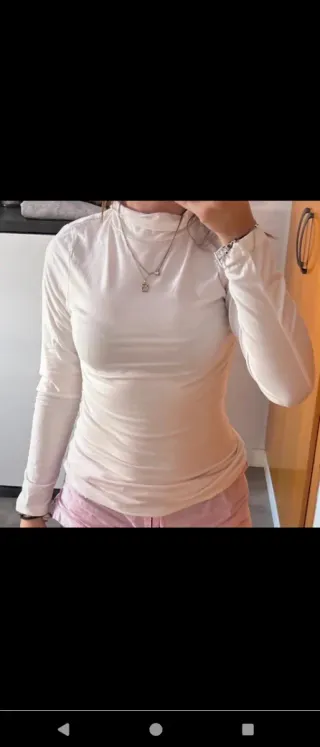 Camiseta blanca cuello alto manga larga