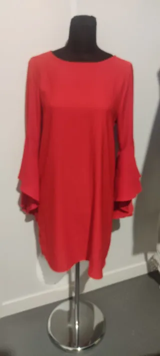 Vestido rojo con mangas acampanadas