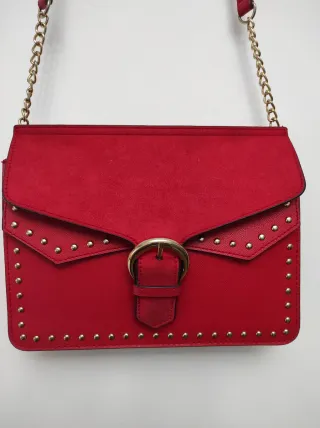 Bolso rojo con tachuelas y cadena