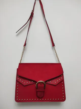 Bolso rojo con tachuelas y cadena