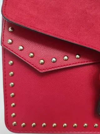 Bolso rojo con tachuelas y cadena