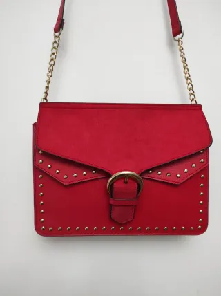 Bolso rojo con tachuelas y cadena