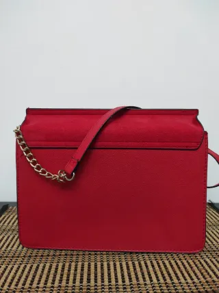 Bolso rojo con tachuelas y cadena