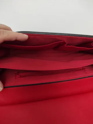 Bolso rojo con tachuelas y cadena