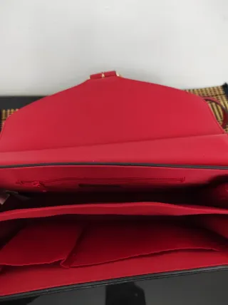 Bolso rojo con tachuelas y cadena