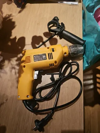 Taladro percutor amarillo con mango