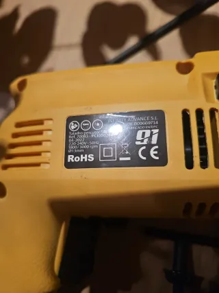 Taladro percutor amarillo con mango