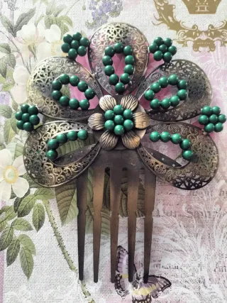 Peineta artesanal verde y dorado envejecido.