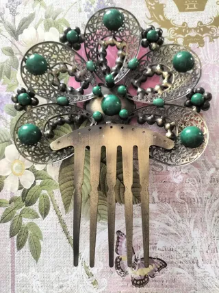 Peineta artesanal verde y dorado envejecido.