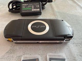 Sony PSP Negra + Cargador y Tarjetas