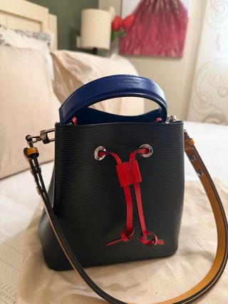 Bolso Louis Vuitton Noé Negro y Rojo