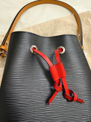 Bolso Louis Vuitton Noé Negro y Rojo