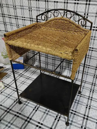 Tavolo ausiliario in vimini a 2 livelli in metallo