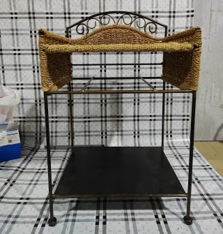 Tavolo ausiliario in vimini a 2 livelli in metallo