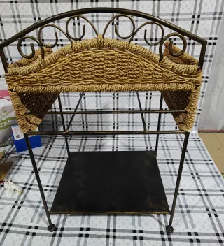 Tavolo ausiliario in vimini a 2 livelli in metallo