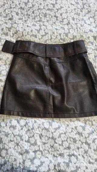 Falda efecto piel marrón talla 34