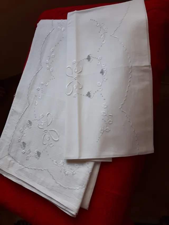 Juego de sábanas y almohadón bordado