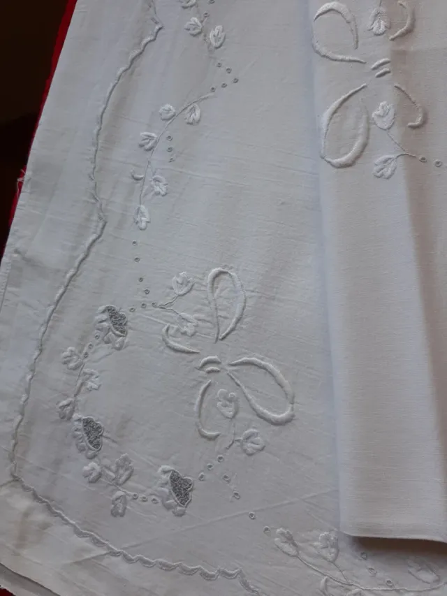 Juego de sábanas y almohadón bordado