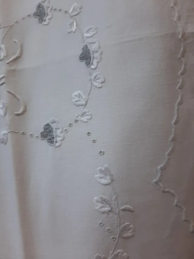 Juego de sábanas y almohadón bordado