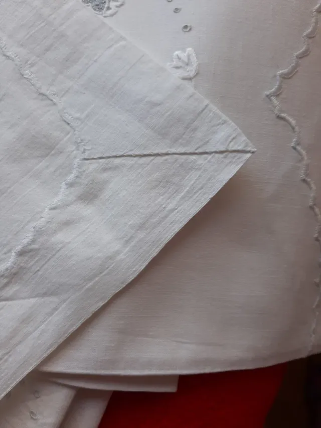 Juego de sábanas y almohadón bordado