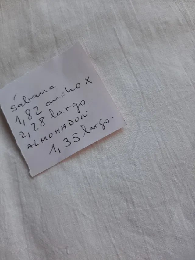 Juego de sábanas y almohadón bordado