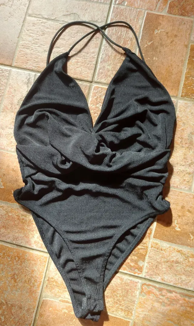 Body negro con tiras cruzadas