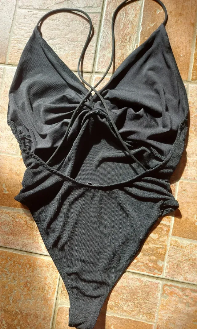 Body negro con tiras cruzadas