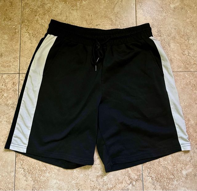 Pantalón corto negro con rayas blancas
