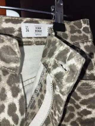 Pantalones vaqueros wide leg estampado