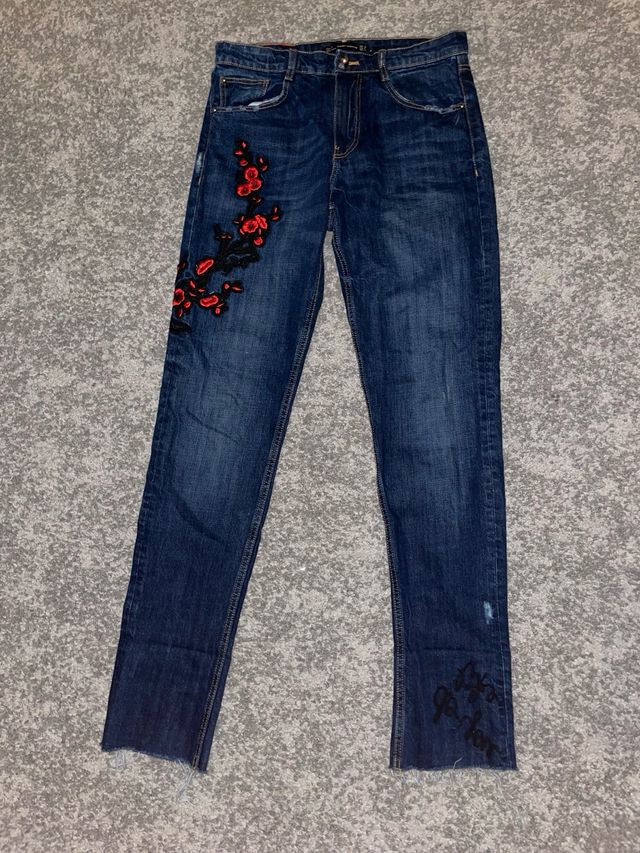 Jeans Zara Bordados Florales Rojos