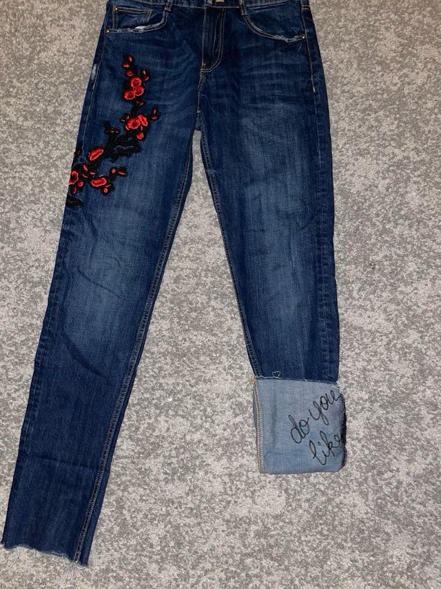 Jeans Zara Bordados Florales Rojos