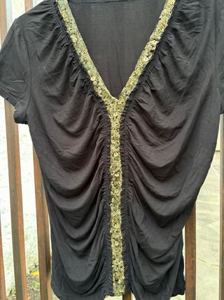 Camiseta -Guitare- negra con detalles dorados