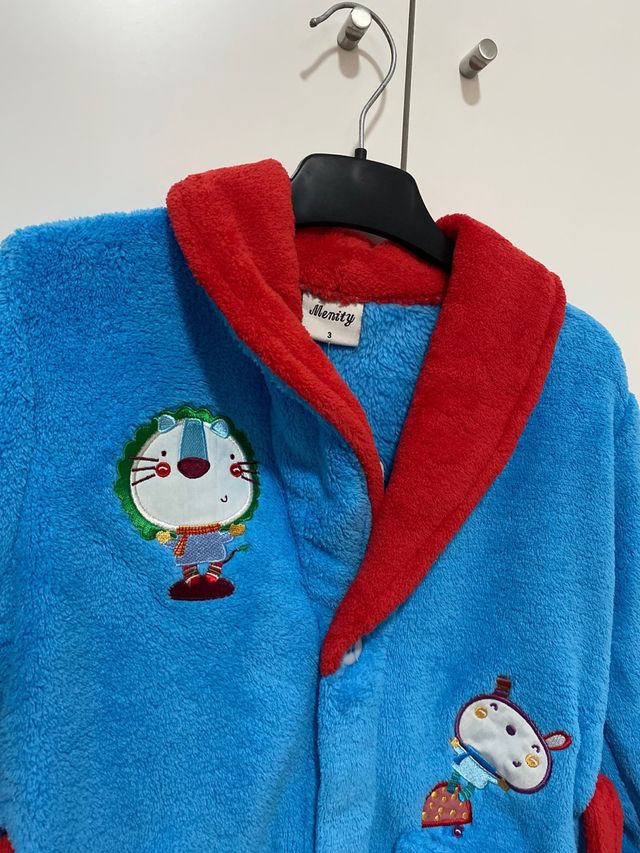 Bata azul y roja de niño talla 3 años Menity