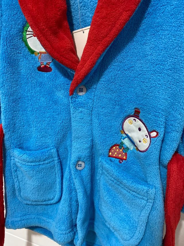 Bata azul y roja de niño talla 3 años Menity